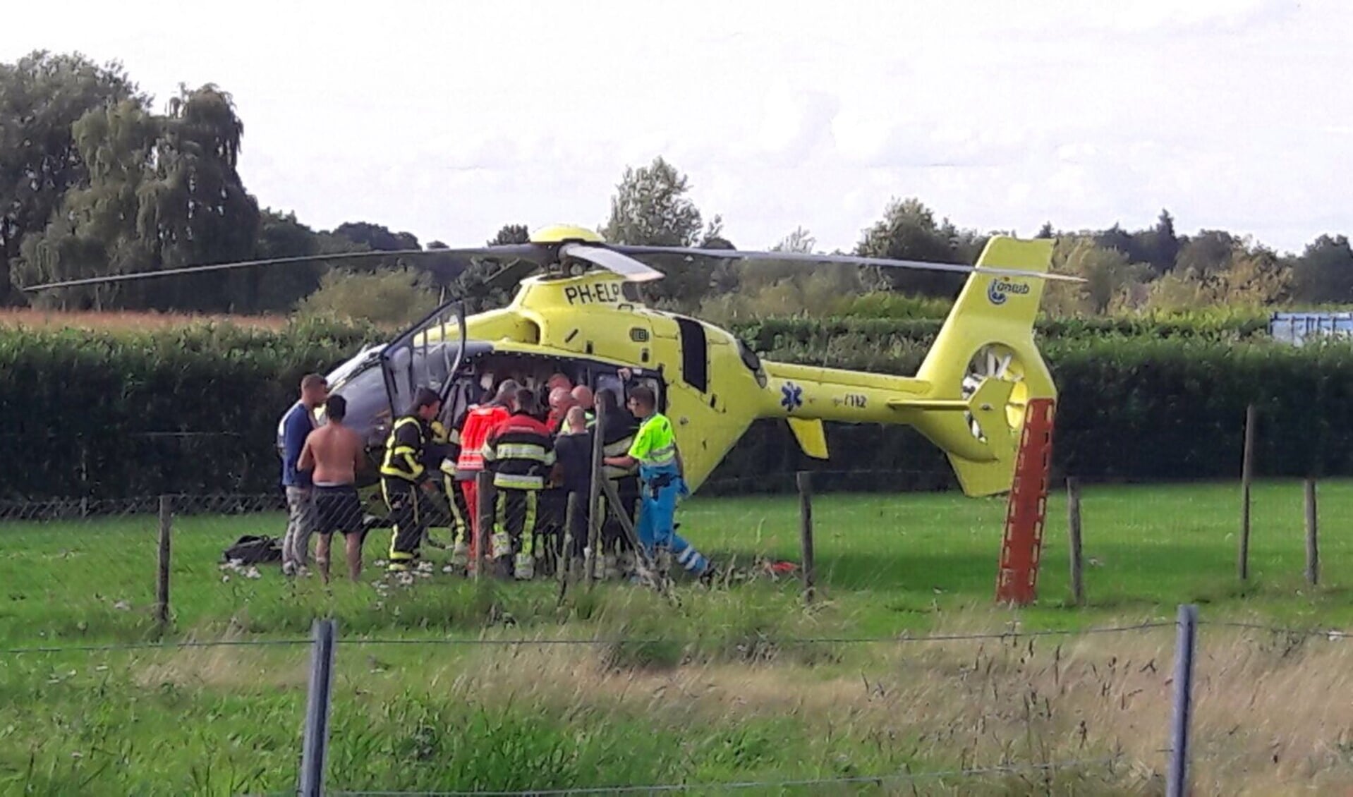 De traumahelikopter rukte uit naar een ongeval met een jetski op de Maas in Blitterswijck. Foto: Audica Video. 