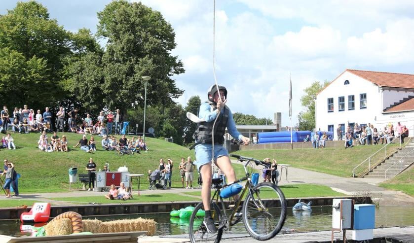 Fiets 'm erin in Wanssum trok zaterdag veel bekijks. Foto: Simone Swinkels.