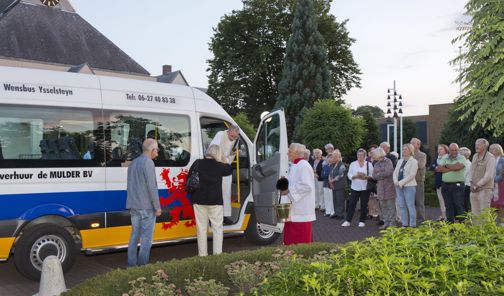 In Ysselsteyn is zaterdagavond de wensbus onder grote belangstelling ingezegend. 
