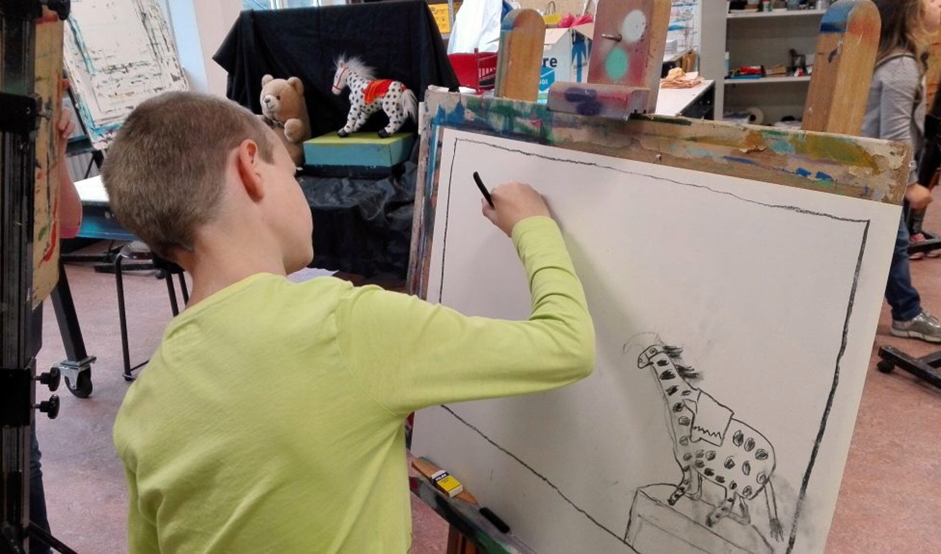 Kinderen kunnen in Jerusalem een teken- en schildercursus volgen. 