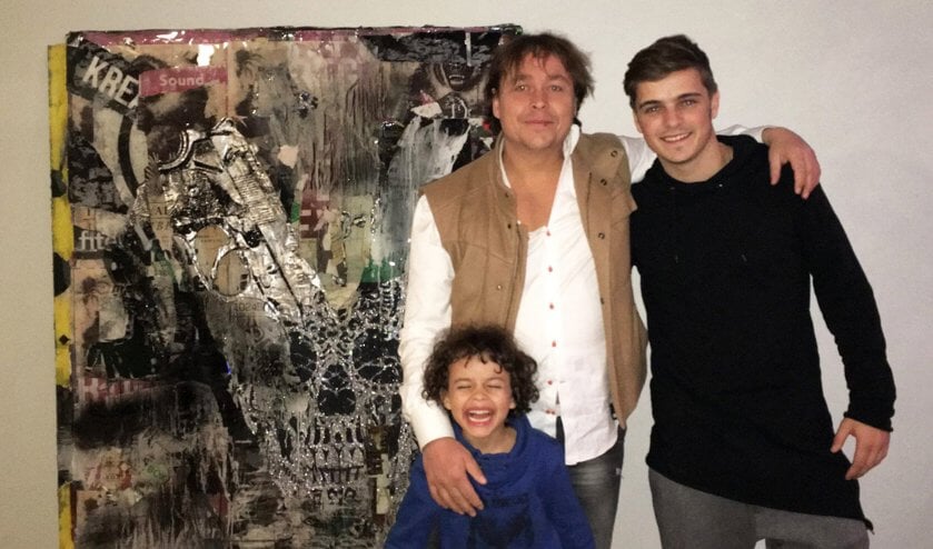 Bram Reijnders met zijn zoontje Tom thuis bij Martin Garrix.