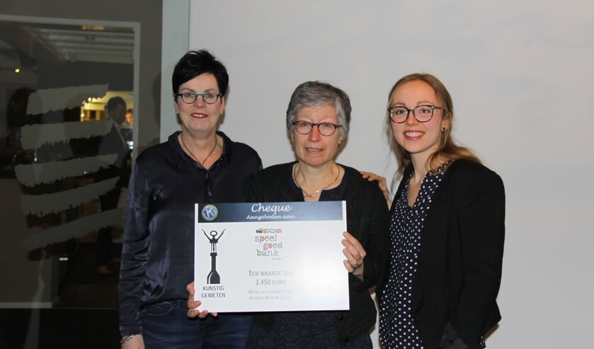 De overhandiging van de cheque. Foto: Delene van Helmond.