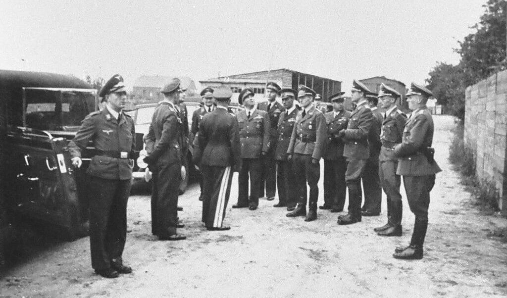 Hoge Duitse en Italiaanse luchtmachtofficieren bezichtigen de stelling 5B bij Veulen, augustus 1942. 
