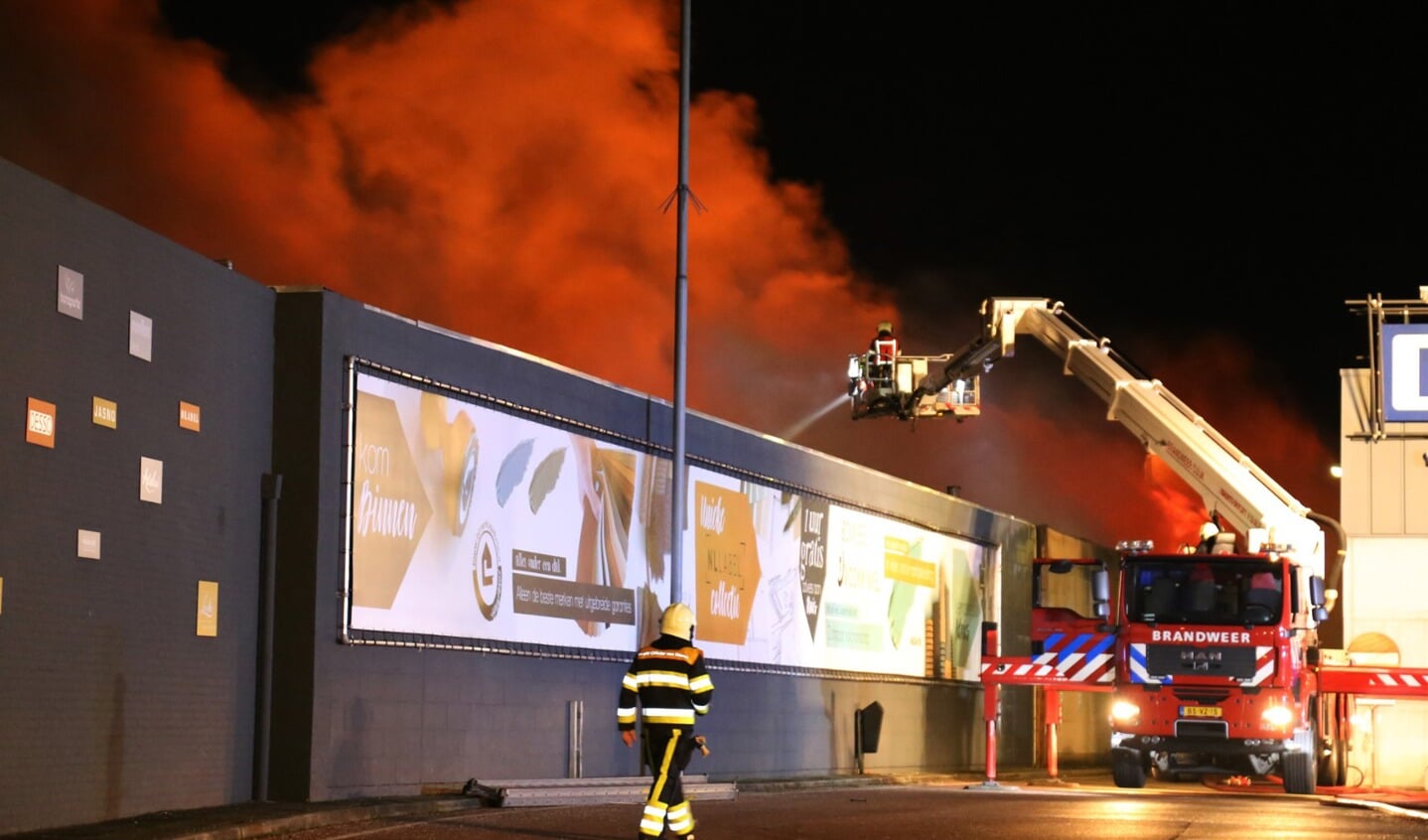Een opslagloods achter Boxmeers Tapijthuis ging vannacht verloren door een uitslaande brand. Foto: Marco van den Broeck.