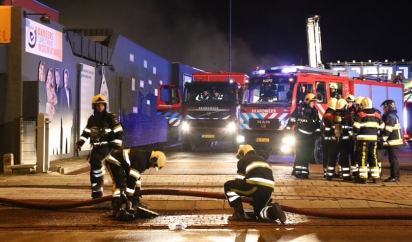 De brandweer rukte nieuwjaarsnacht massaal uit om de brand te bestrijden. Foto: Marco van den Broeck.