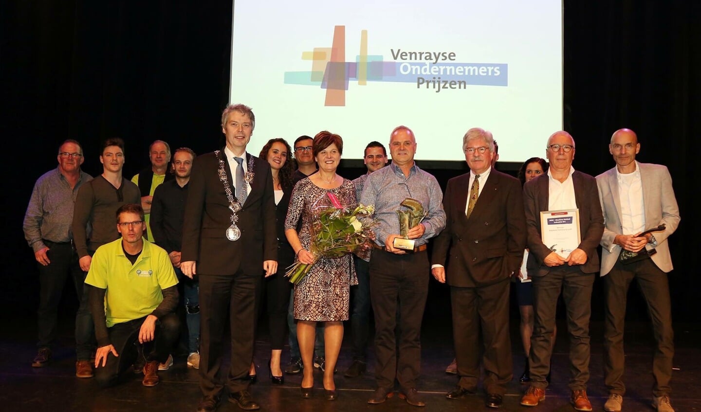 De trotse winnaars samen met burgemeester en jury op de foto. Foto: Marcel Hakvoort. 