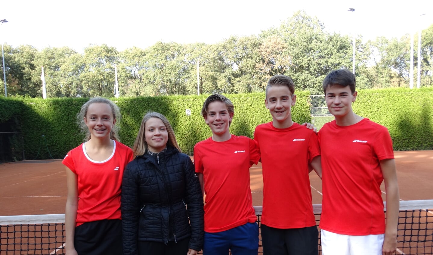 Team senioren gemengd 3e klasse: van links naar rechts Anne Jeuken, Roos Maassen, Quinten Donders, Daan Koppers en Darius Galgau