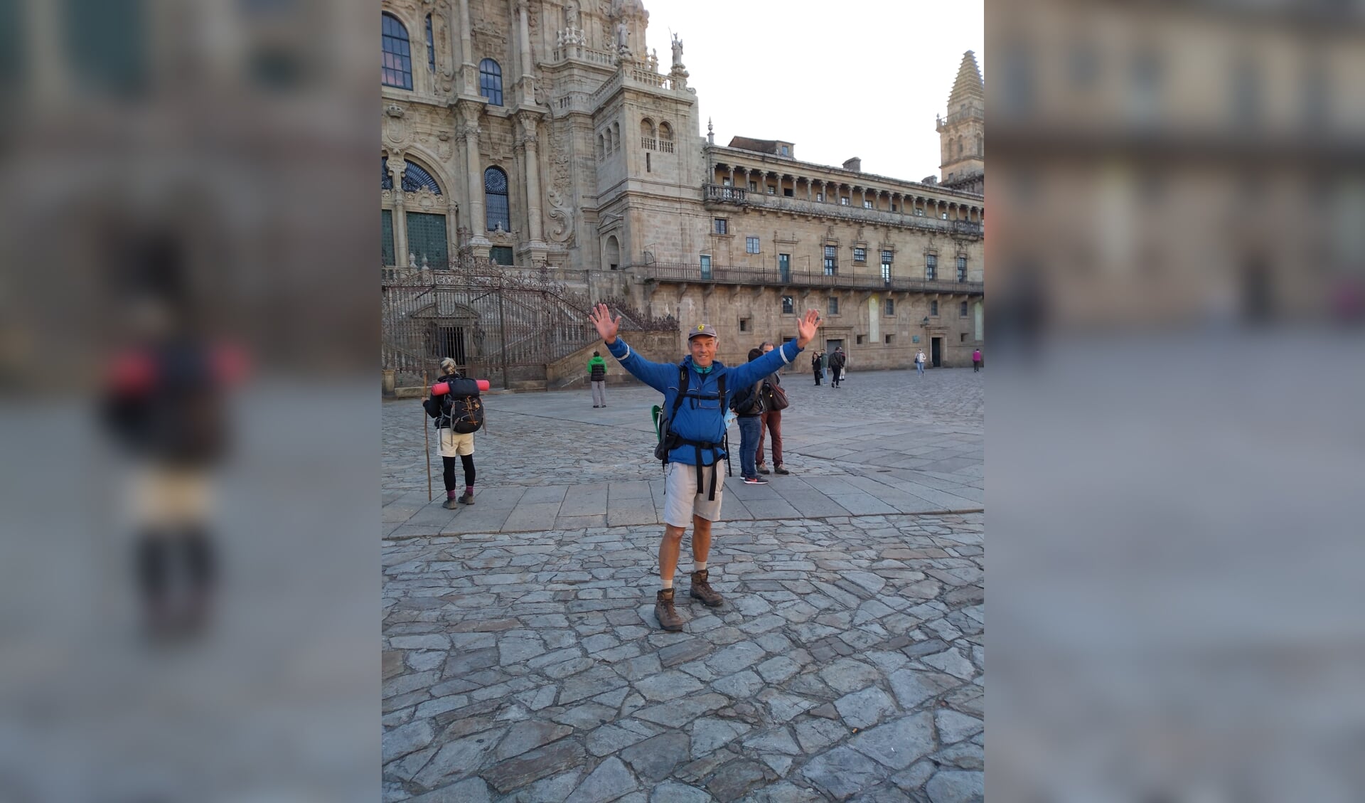 Peter Ansinger juicht na het voltooien van de wandeltocht naar Santiago de Compostella.