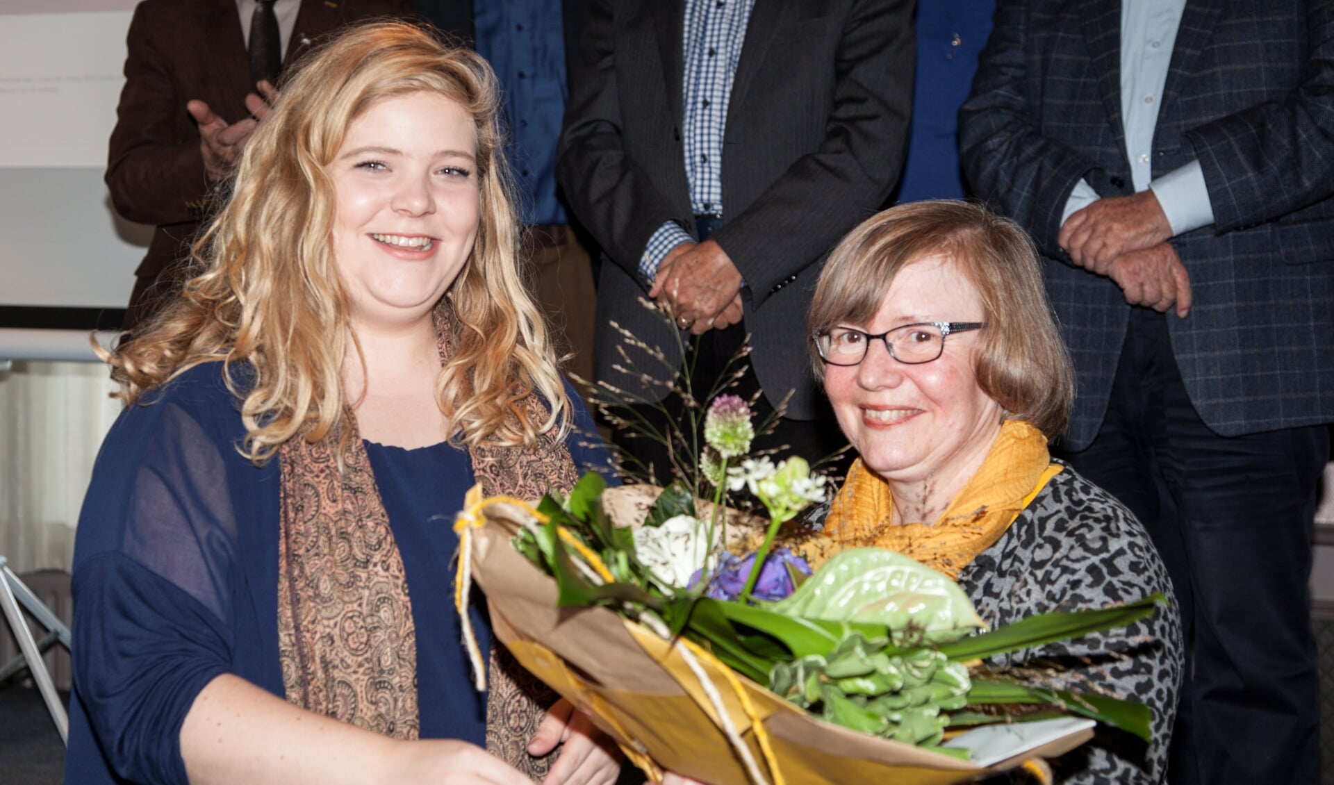 Wethouder Anne Thielen zette Jo Claesssens-Roelofs in de bloemetjes. Foto: HPV/Wiel Poels.