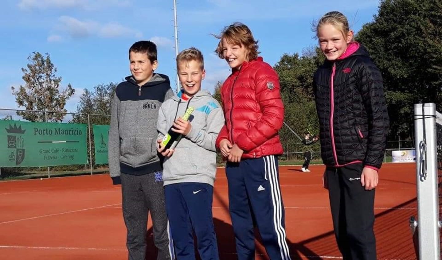 gemengd 10-14 jaar: van links naar rechts Alex Deatc, Luc Keijsers, Nina de Wildt en Mies Hoeben