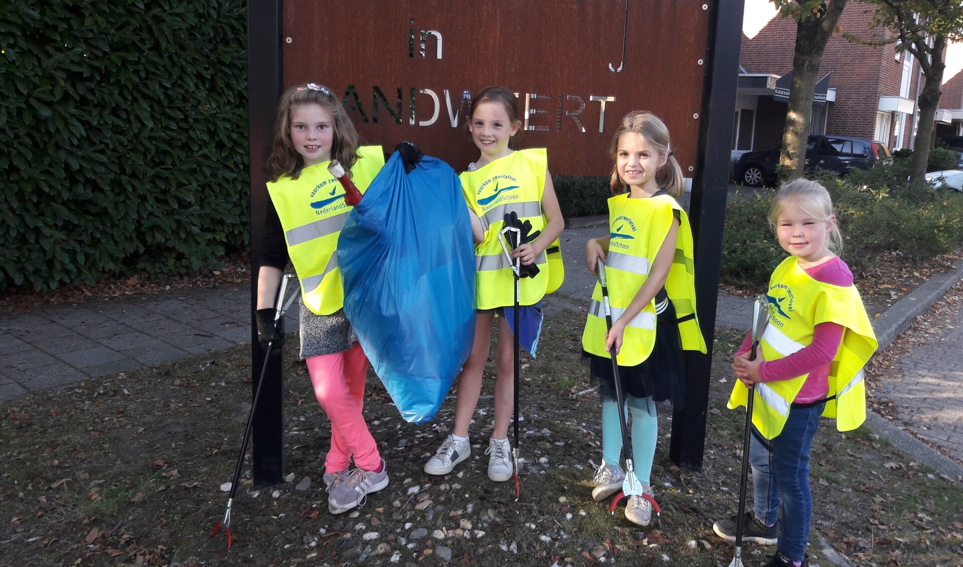 Lotte (helemaal links), Maud (helemaal rechts) en twee vriendinnetjes tijdens het ophalen van het afval.