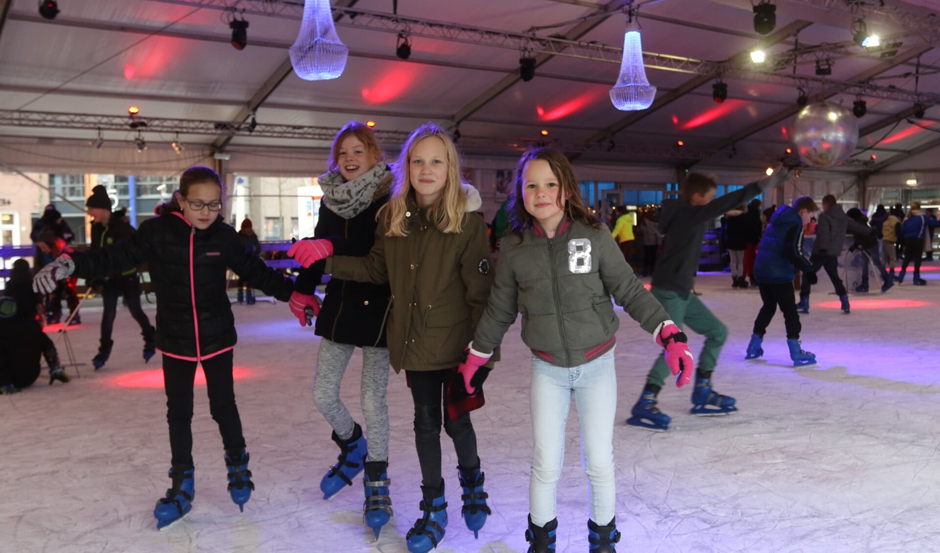 De schaatsbaan is ieder jaar pret voor jong en oud.