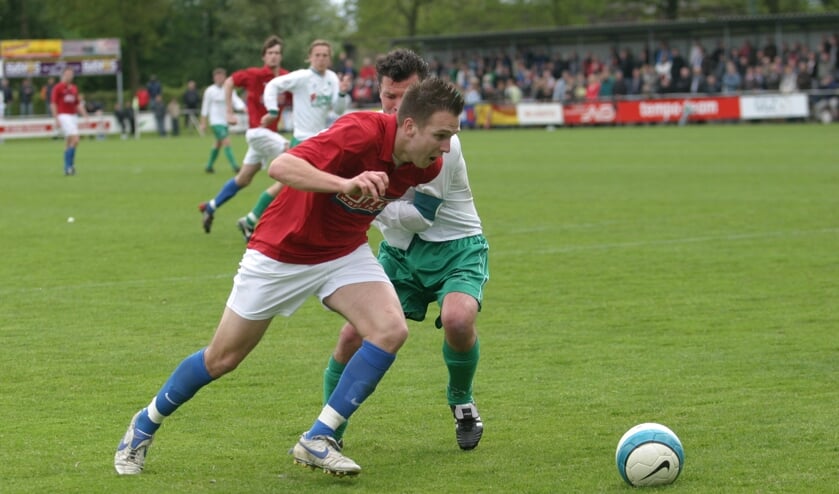 Freek Thoone snelt voorbij een tegenstander in zijn Venray-periode. Foto: archief Peel en Maas.