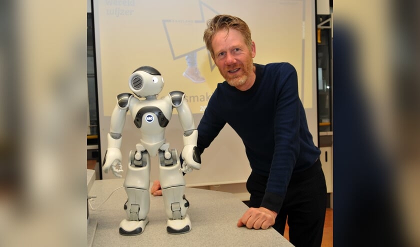 Nao is de naam van de onderwijsrobot van het het Raayland College. Rechts: Ben Scholten.
