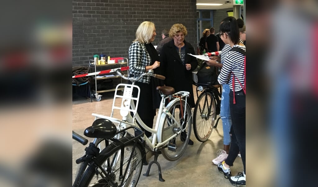 Controle van fietsen van leerlingen door Carla Brugman en Ciska Zweers. 