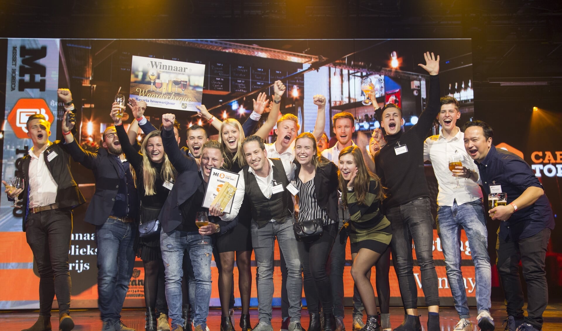 Het team van Proeflokaal Goesting viert het winnen van de publieksprijs op de Café Top 100 in Hilversum. Foto: Koos Groenewold