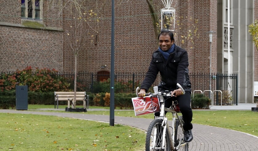 <p>Kapelaan Marthoma Alexander gaat naar het dekenaat. </p>