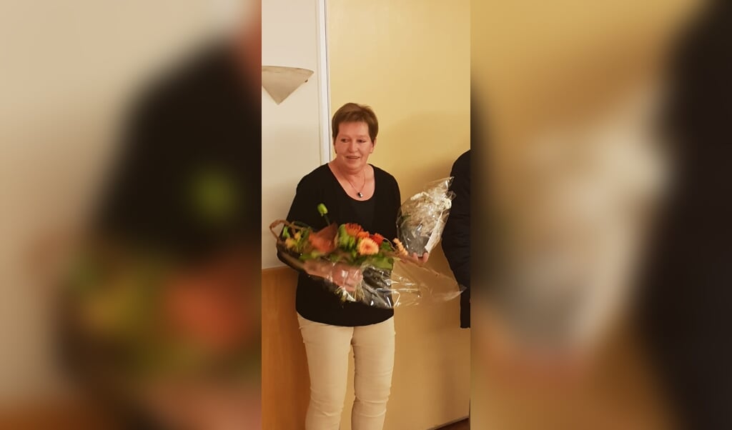Jeanne Jansen werd in de bloemetjes gezet vanwege haar 25-jarig lidmaatschap van de dorpsraad in Smakt-Holthees.