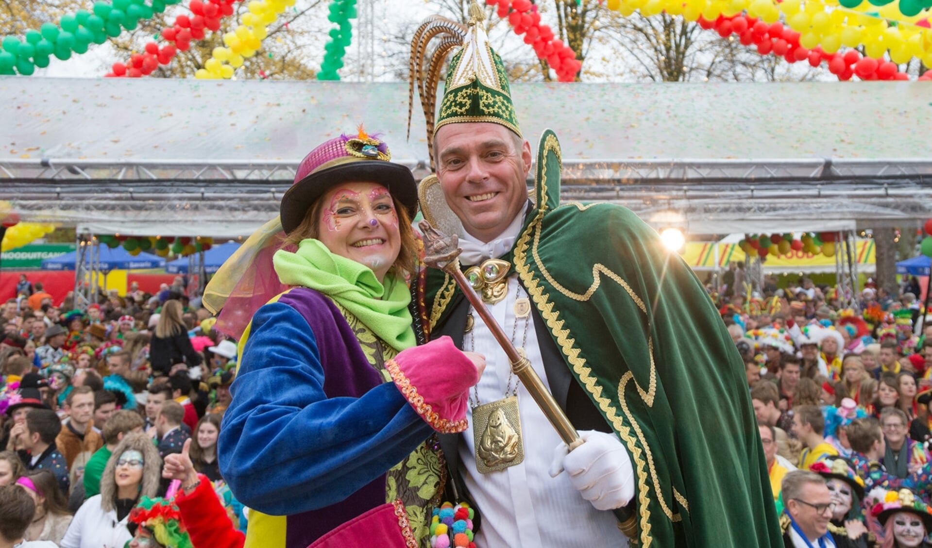 Prins Frank III geniet samen met prinses Angela op het Pleinfeest. Foto: Albert Hendriks. 