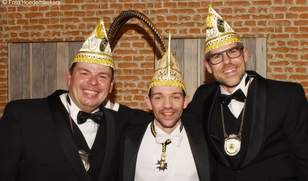 Léon Aarts, links op de foto als adjudant naast prins Roel II, is de nieuwe vorst van De Piëlhaas. Statiefoto trio 2018, Hoedemakers.