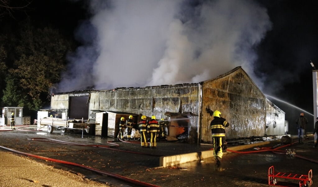 Een brand verwoestte in de nacht van zaterdag op zondag een loods aan de Gagel in Wanssum. Foto: SK-Media