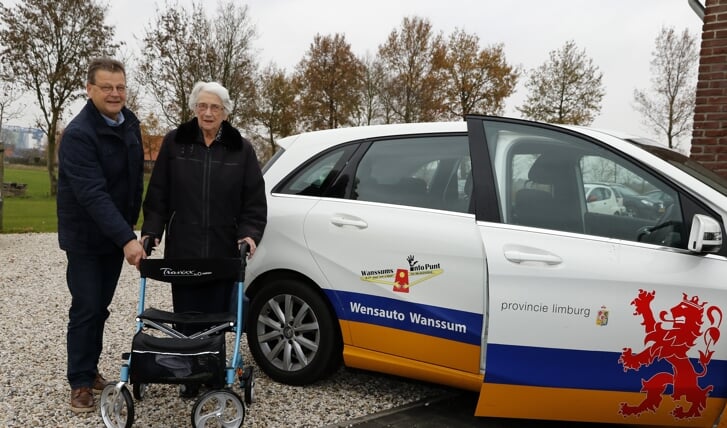 Wensauto-chauffeur Wim Gielen zet Lien Weijs af bij Zorgboerderij De Geijsterse Hoeve.  Foto: Rikus ten Brucke
