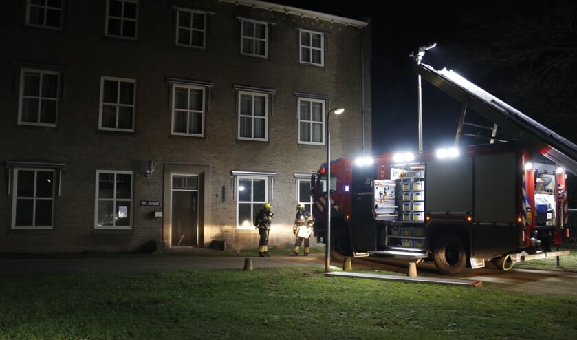 De brand op balkon van het leegstaand pand op het Annaterrein was snel onder controle. Foto: SK-Media.