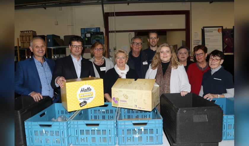 Wethouder Anne Thielen gaf woensdag bij de voedselbank het startschot voor de actie. Foto: Henk Lammen