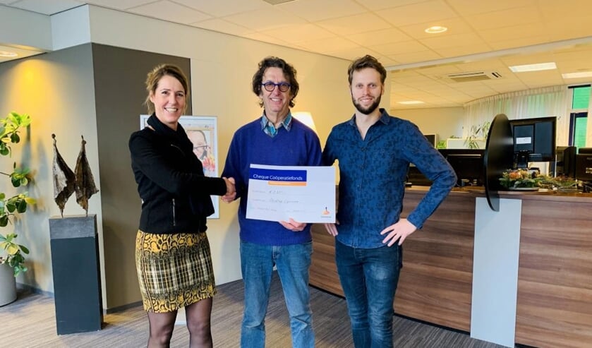 Rabobank-medewerkster Yvonne Wanten reikte de cheque uit aan Capricorn-secretaris René Poels en filmmaker Ruud Lenssen.
