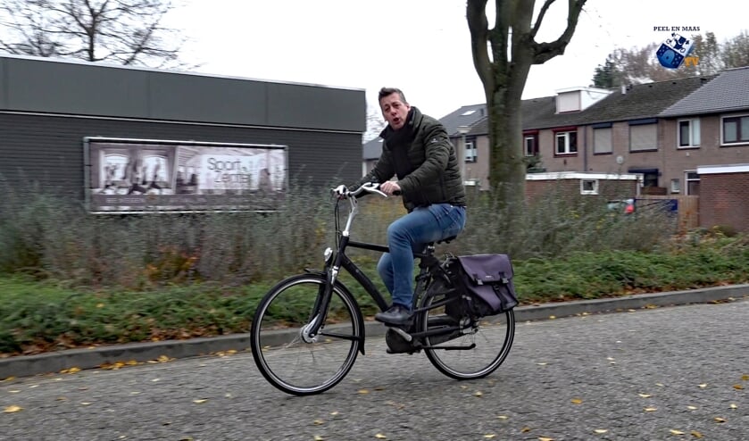 Rob van Lieshout bezocht per fiets de genomineerden van de Venrayse ondernemersprijzen. Foto: Wim Wijnhoven.