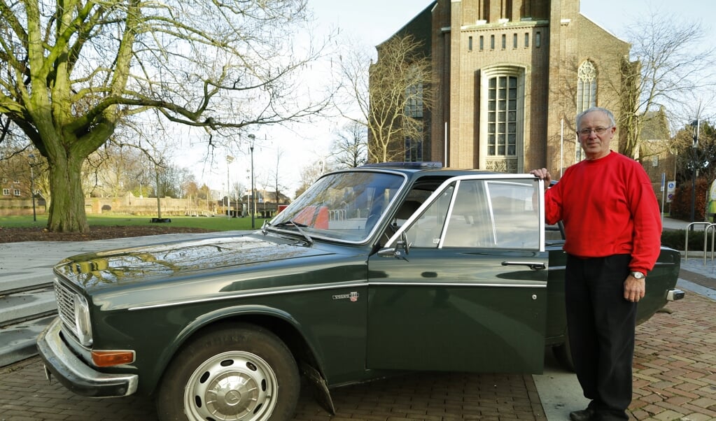 Theo de Haart met zijn trots, de Volvo 144S uit 1968. Foto: Rikus ten Brücke.