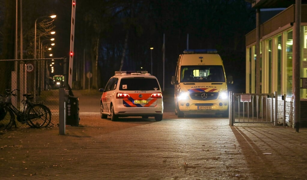 De hulpdiensten rukten dinsdag aan het eind van de middag uit naar het azc in Overloon. Foto: Albert Hendriks.