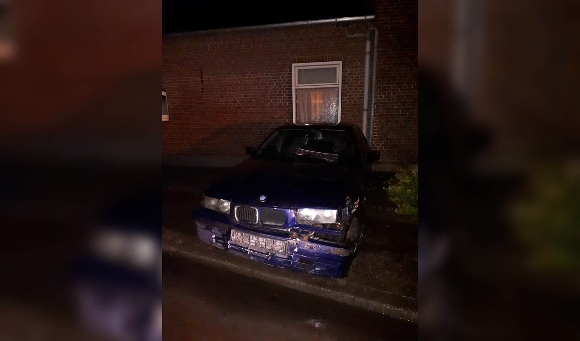 De auto raakte bij het eenzijdig ongeval beschadigd. Foto: Facebook politie Venray-Gennep.