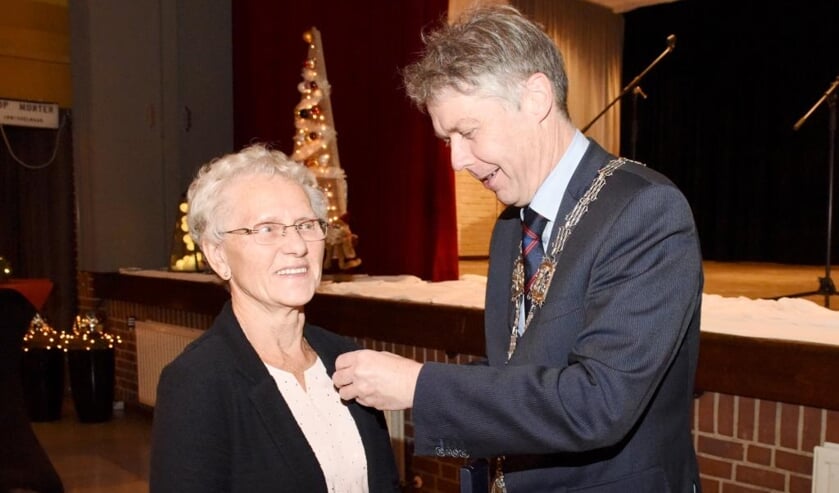 Annie Nabben-Steeghs werd in het zonnetje gezet. Foto: Hoedemaekers Venray.