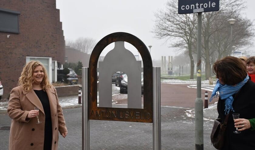 Wethouder Anne Thielen en kunstenares Anne Haeyen onthulden het welkomstbord.