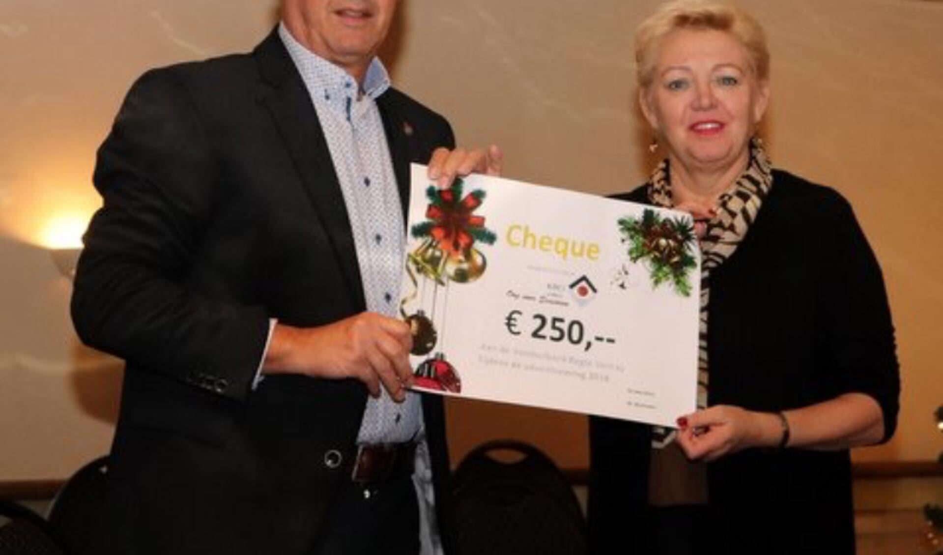 Martin Wijnhoven overhandigt de cheque aan Gerda van Stelten. 