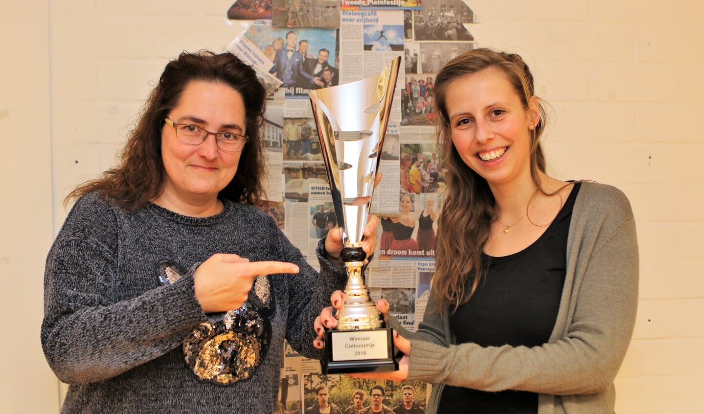 Peggy Keijsers (links) en Marloes Kempkens tonen trots de bokaal. Foto: Henk Lammen