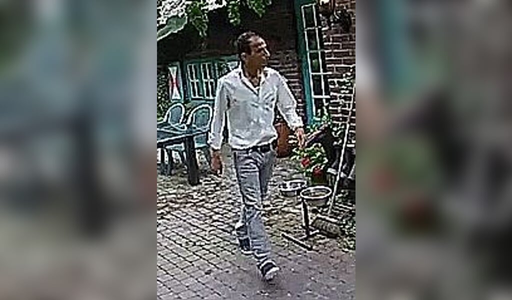 De politie is in verband met een woninginbraak in Heide op zoek naar deze man. Foto: politie. 