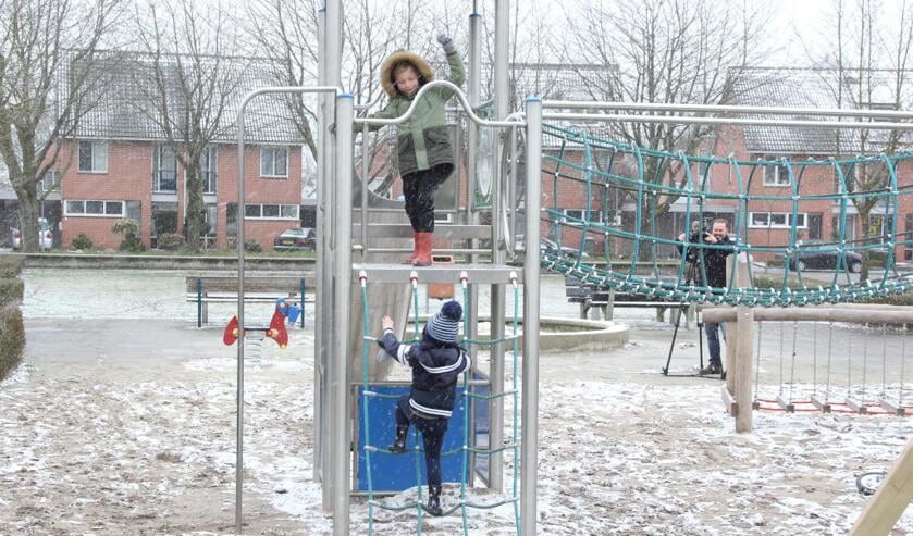 De opgeknapte speeltuin aan het Sneeuwklokje werd, hoe toepasselijk, in de sneeuw geopend. Foto: Simone Swinkels.