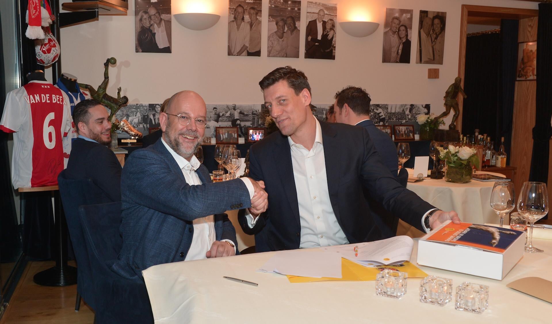 CEO Frank van Gool van OTTO Work Force (links) en Niels Meijer, directeur van de Johan Cruyff Foundation.