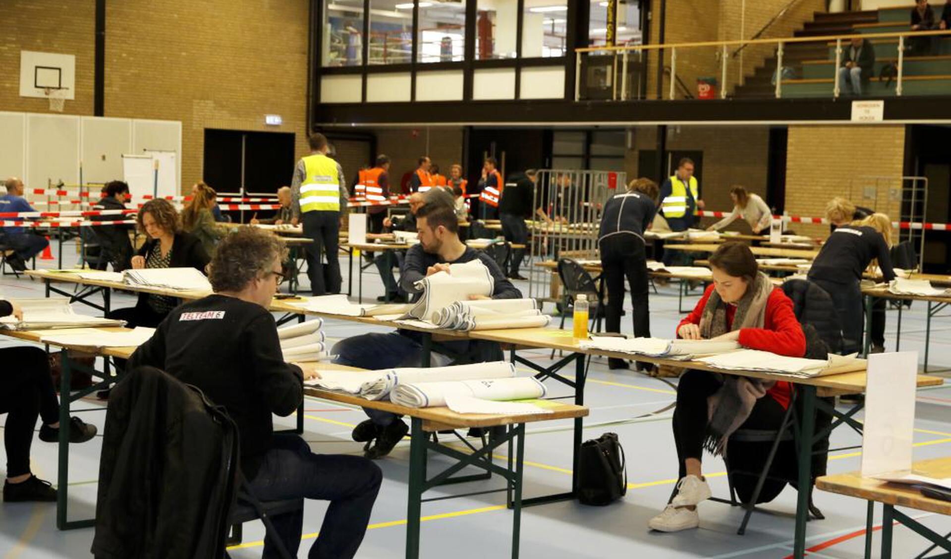 De uitgebrachte stemmen tijdens de gemeenteraadsverkiezingen werden maandag opnieuw geteld. Foto: Rikus ten Brücke. 