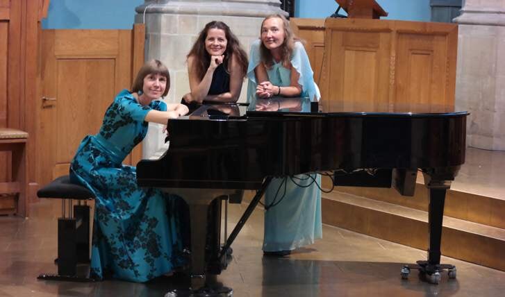 Het Alma Trio treedt op in de Mariakapel in Holthees. (persfoto)
