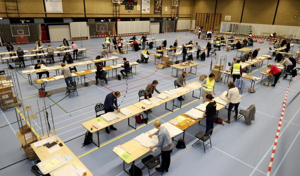In De Wetteling werden maandag de stemmen van de gemeenteraadsverkiezingen herteld. Foto: Rikus ten Brücke. 