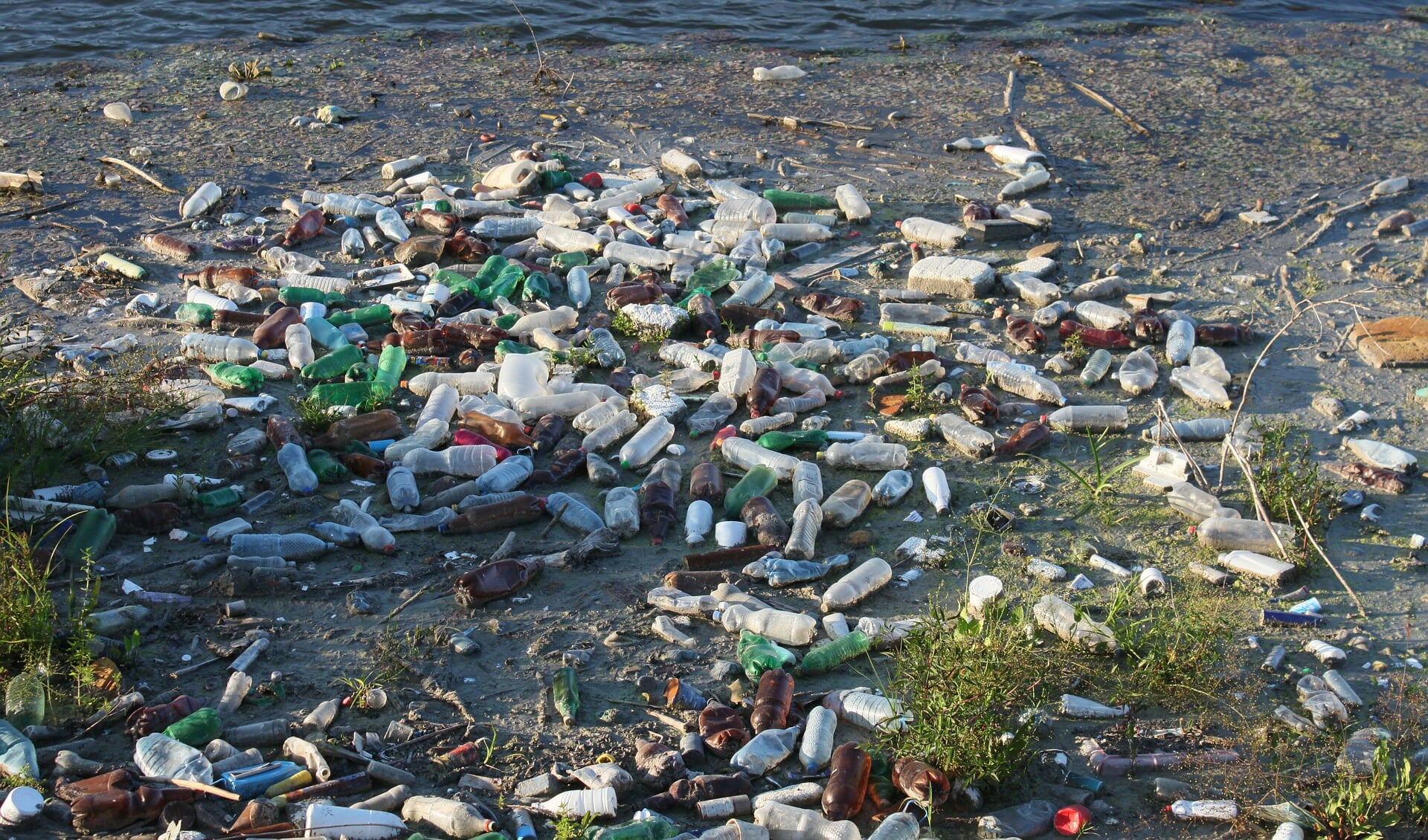 Wanneer het hoogwater zakt, belandt het afval op de rivieroevers.