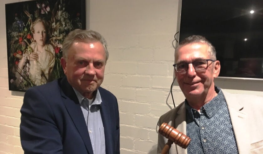 Harrie Rongen (rechts) krijgt de voorzittershamer overhandigd door Manus Poels.