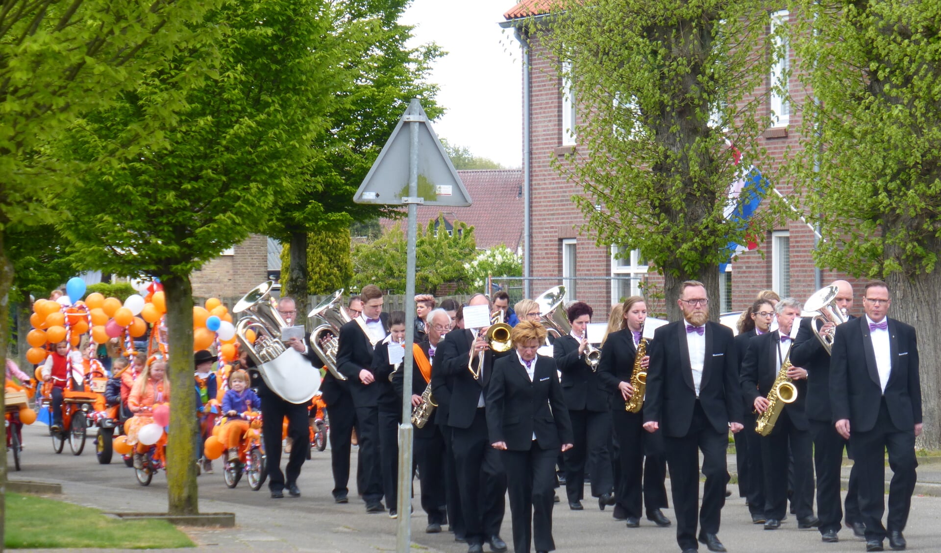De traditionele optocht op Koningsdag in Blitterswijck.