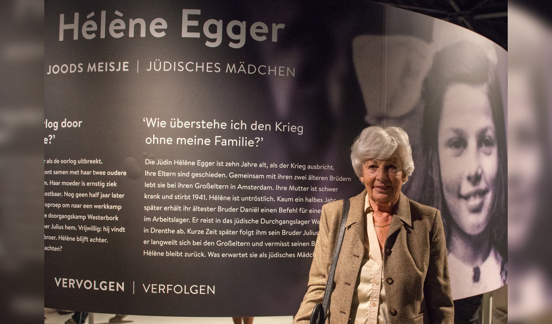 Hélène Egger, naast een jeugdfoto van haar, in het museum bij de opening van de tentoonstelling. 