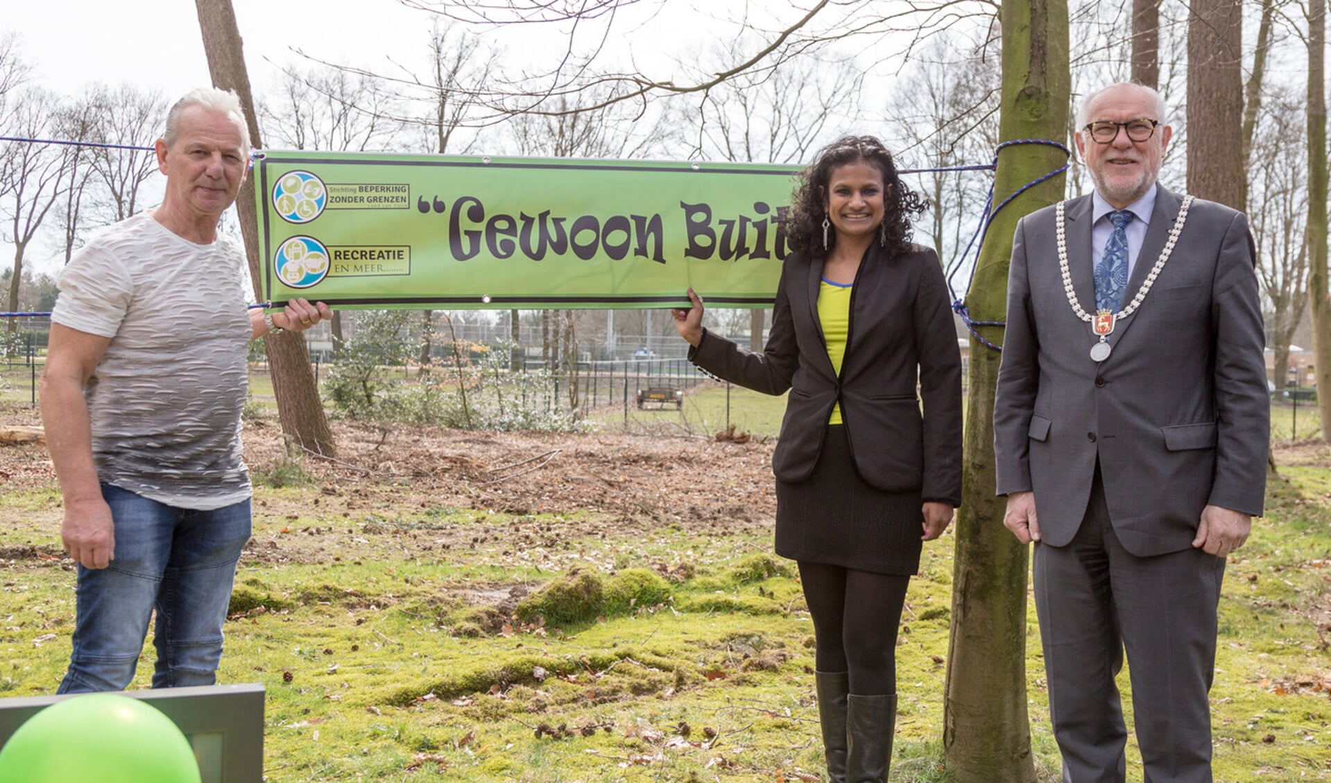 Burgemeester Karel van Soest en de initiatiefnemers Renuka van Gaal en Theo Weenink.  Foto: Albert Hendriks