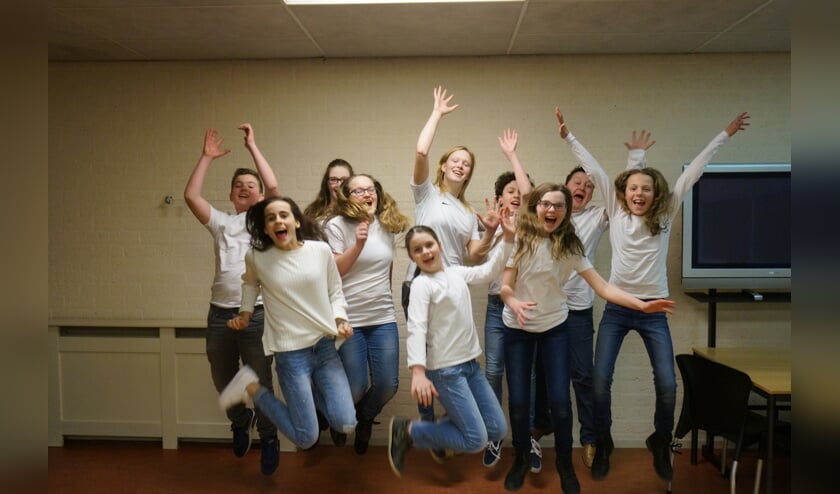De jeugdgroep van Crescendo is enthousiast bezig met de voorbereidingen.