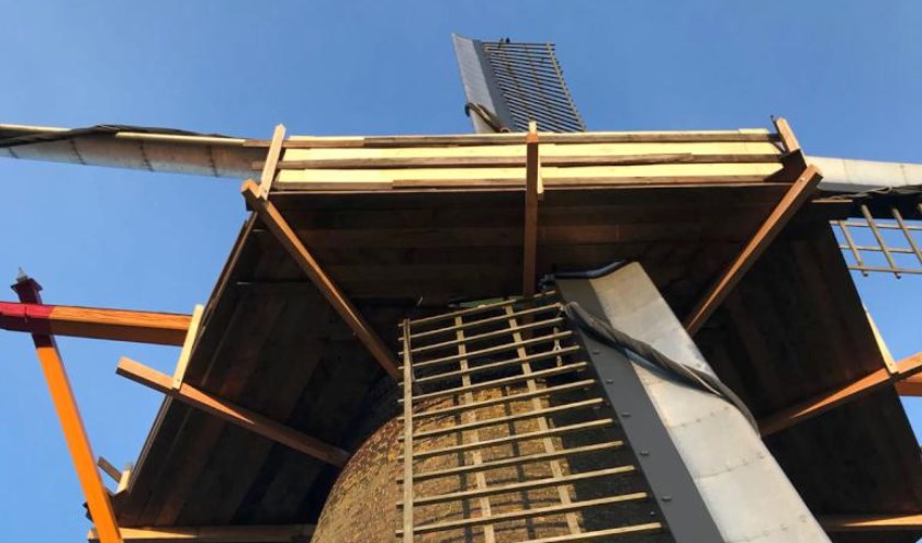 De kap van molen Nooit Gedacht in Merselo wordt gerestaureerd.